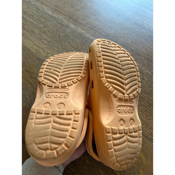 Crocs with 6 Charms – Peachy‎ Orange – Size 4/6 - Picture 5 of 8